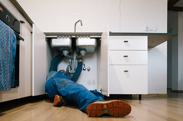 Professional Emergency Plumber technician working in Fulshear, TX